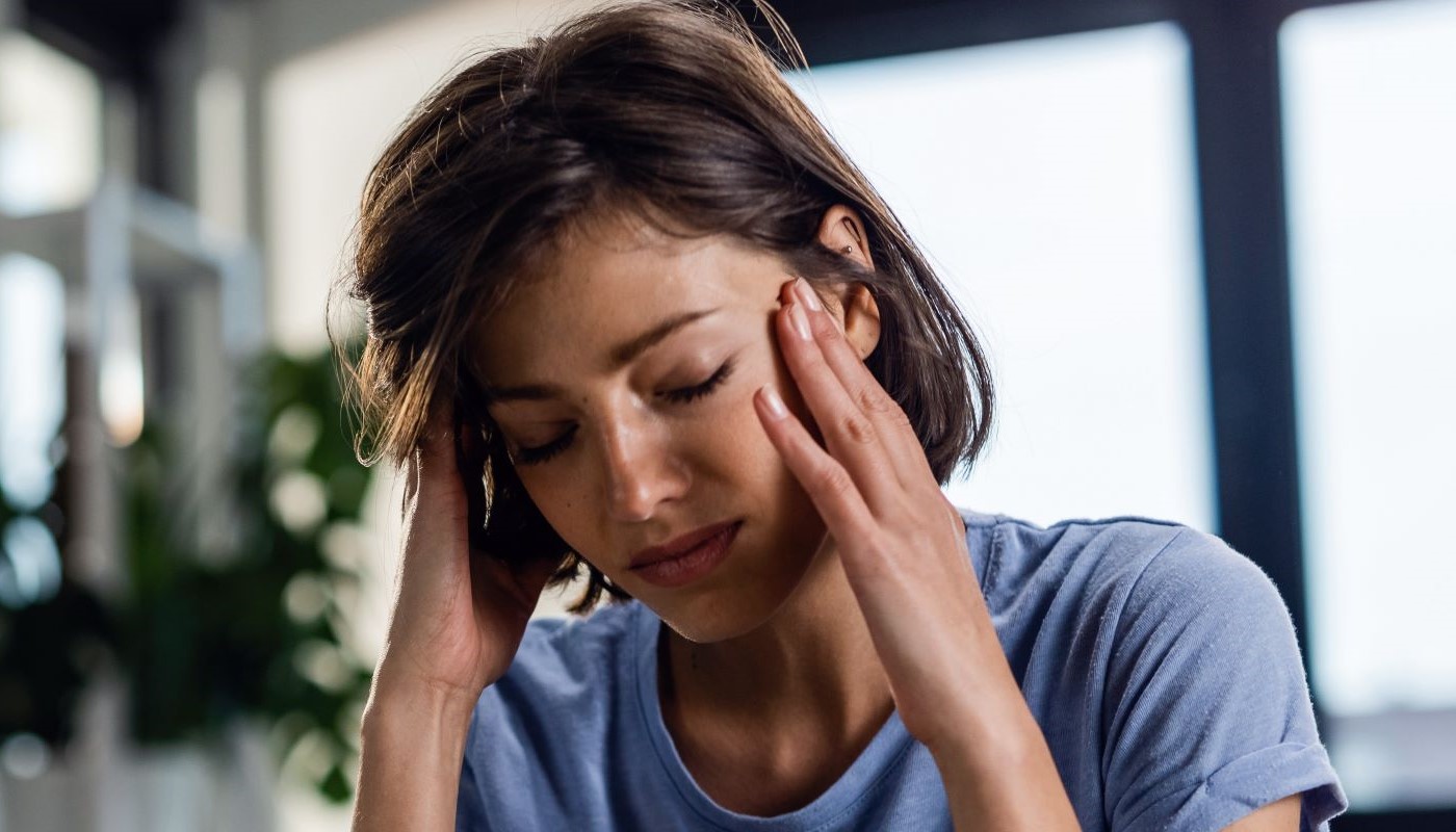 <a href="https://br.freepik.com/fotos-gratis/mulher-triste-sofrendo-de-dor-de-cabeca-e-sentada-na-cama-com-os-olhos-fechados-enquanto-segura-a-cabeca-com-dor_25624070.htm#fromView=search&page=1&position=25&uuid=0c6ce3d6-d443-45a4-9b76-d8975ae9b182">Imagem de Drazen Zigic no Freepik</a>