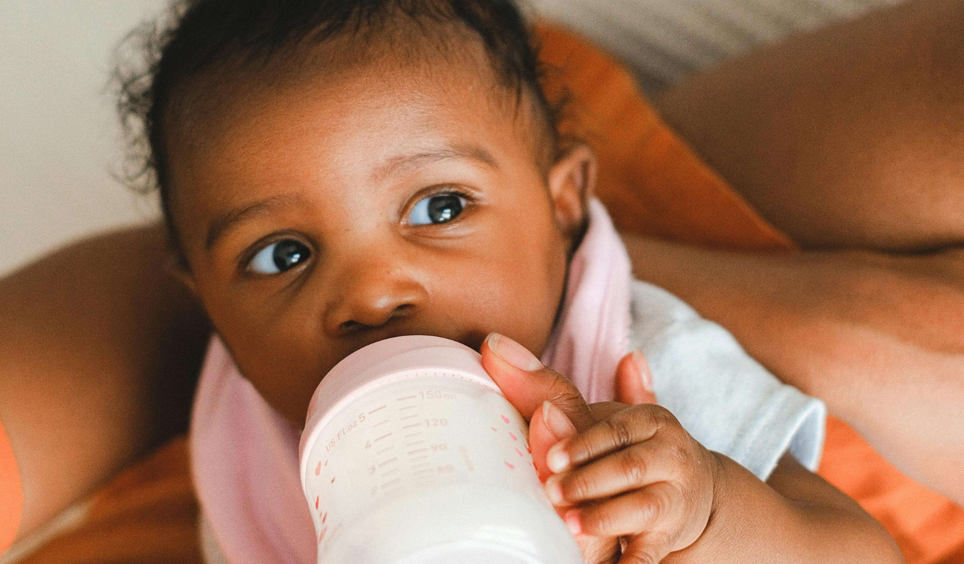 Homeopatia para APLV: como tratar a alergia à proteína do leite de forma natural